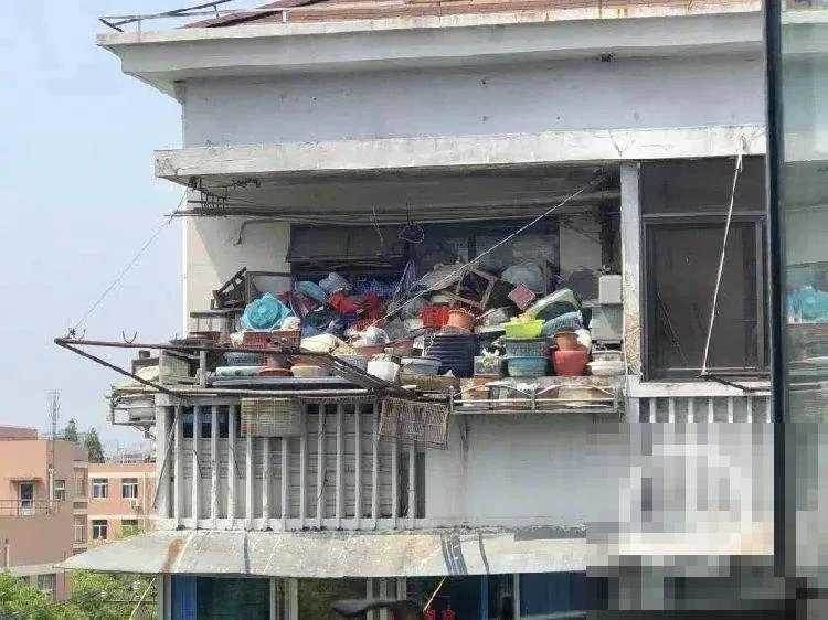 垃圾塞滿屋內、清運一小時仍到不了客廳，心理師揭開難以戒掉的依賴