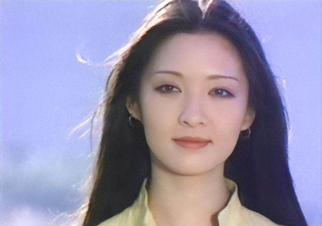 認祖歸宗！胡因夢手持NDA宣佈生父，萬萬沒想到竟然是他？私生女當場泣不成聲