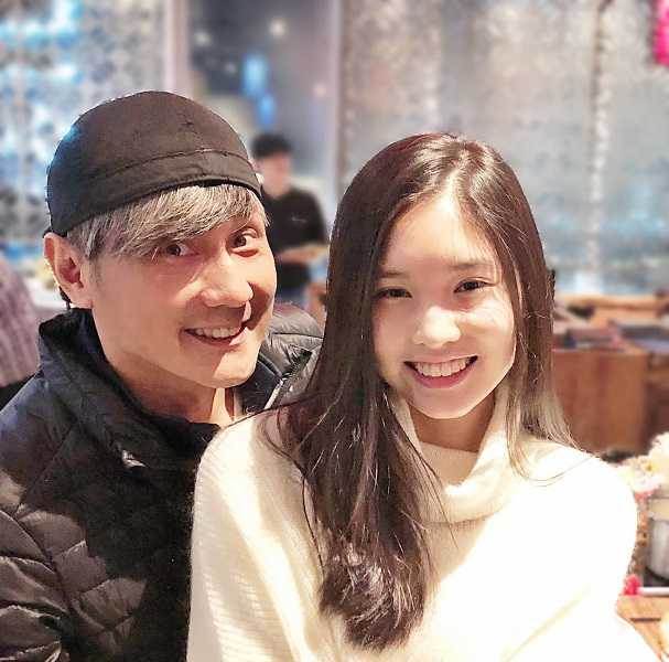 22歲愛女病逝！資深男星「走不出喪女痛」留白長髮現身 掛骨灰項鍊「代女做1事」惹淚