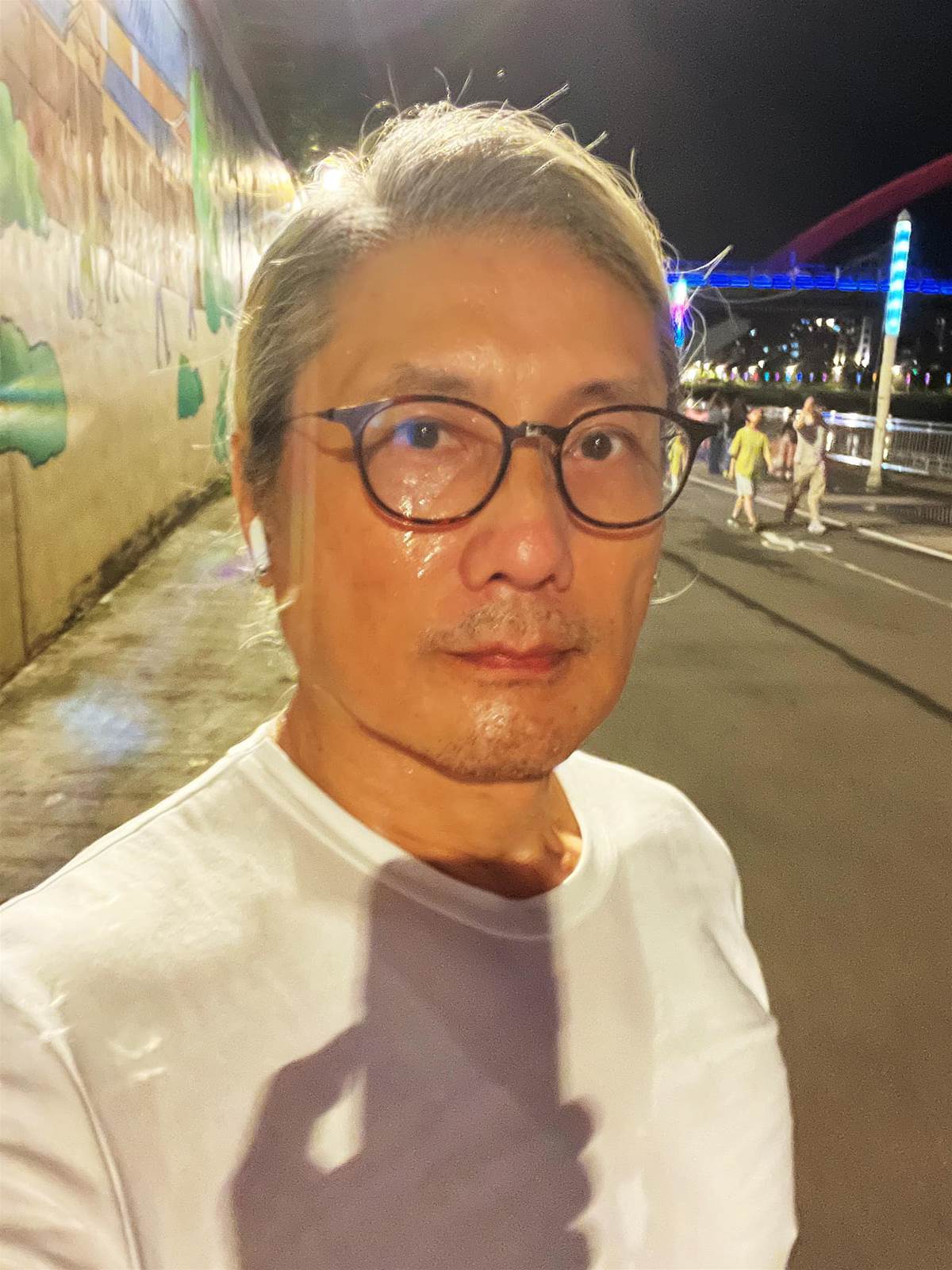 22歲愛女病逝！資深男星「走不出喪女痛」留白長髮現身 掛骨灰項鍊「代女做1事」惹淚