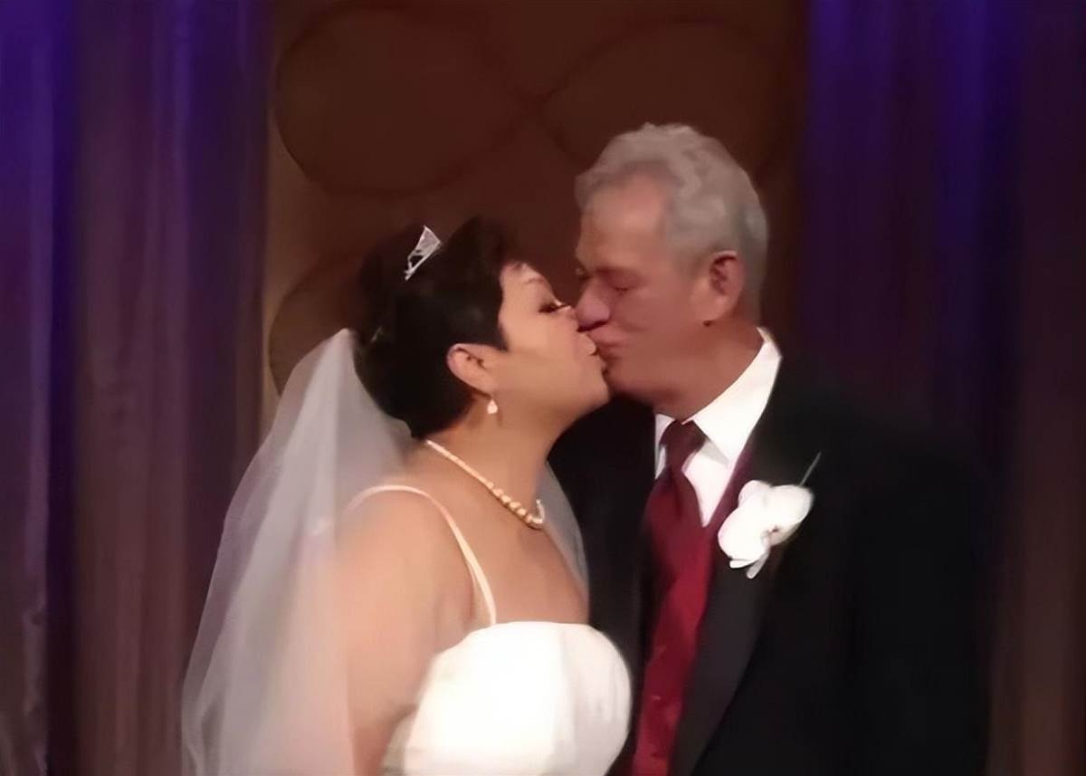 一婚被前夫狠動手！48歲情歌天后「帶6孩」改嫁富豪被寵上天「婚前財產協議曝」揭婚姻真面目