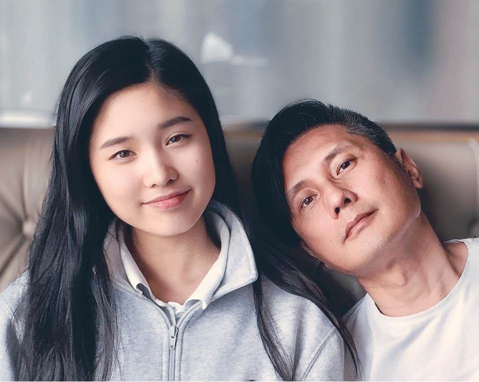 22歲愛女病逝！資深男星「走不出喪女痛」留白長髮現身，掛骨灰項鍊「代女做1事」惹淚