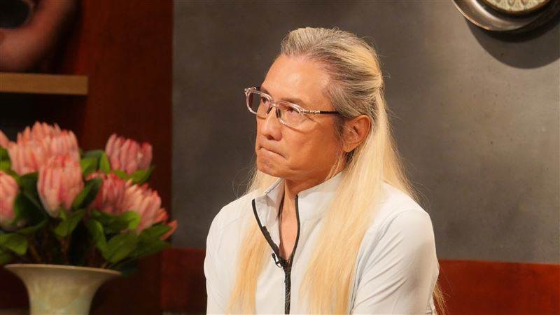 22歲愛女病逝！資深男星「走不出喪女痛」留白長髮現身，掛骨灰項鍊「代女做1事」惹淚