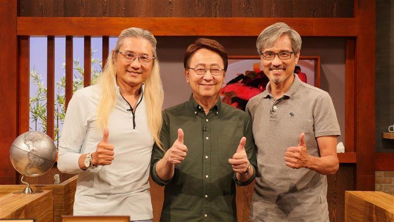 22歲愛女病逝！資深男星「走不出喪女痛」留白長髮現身，掛骨灰項鍊「代女做1事」惹淚