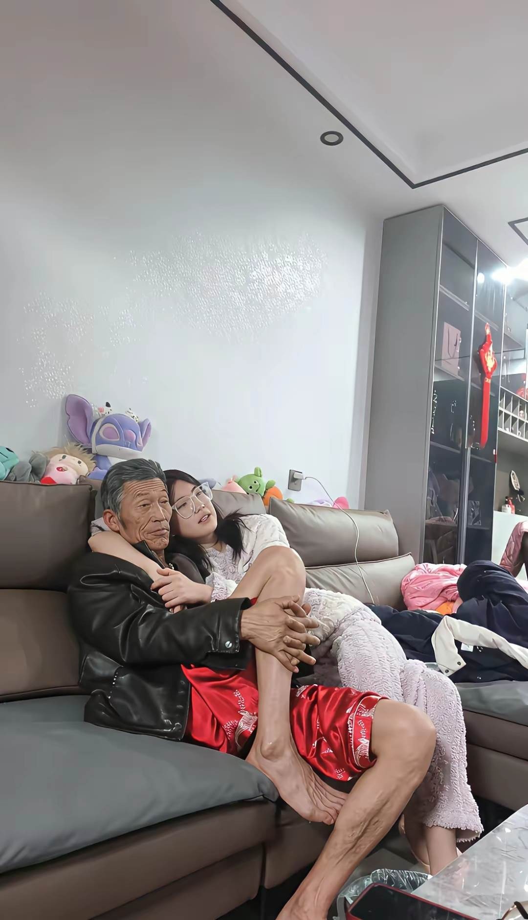 祖孫溫馨合照被放大「一個細節」，網友留言竟讓她當場愣住