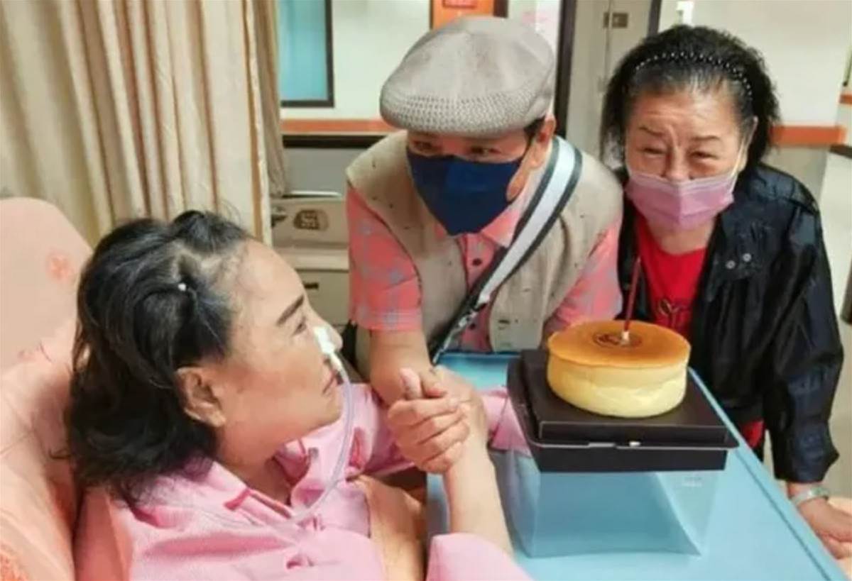 陳盈潔住院時與許常德等人合影