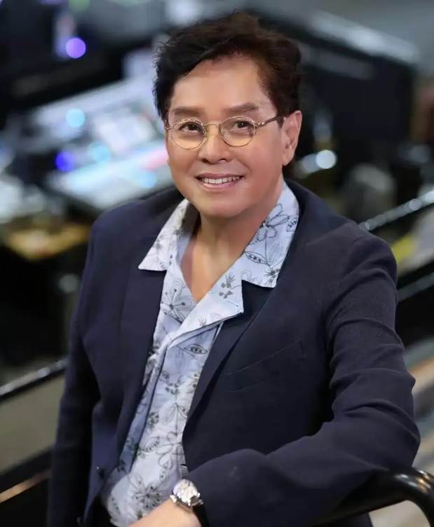 譚詠麟父親葬禮公開小22歲女伴,多年三角關係攤上檯面,朱詠婷如今過得如何