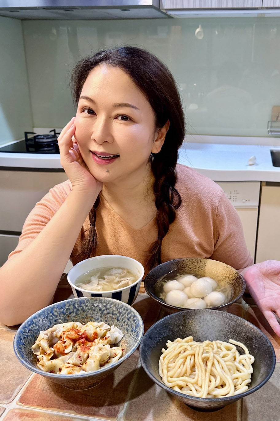 張秀卿走紅後親自跟車追到牛排館,22歲女兒出道時,才揭開那段難忘情傷