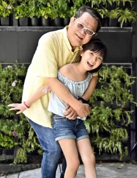 鄭進一14歲愛女正面照曝光,歷經1段婚姻與多次風波,晚年態度竟變了