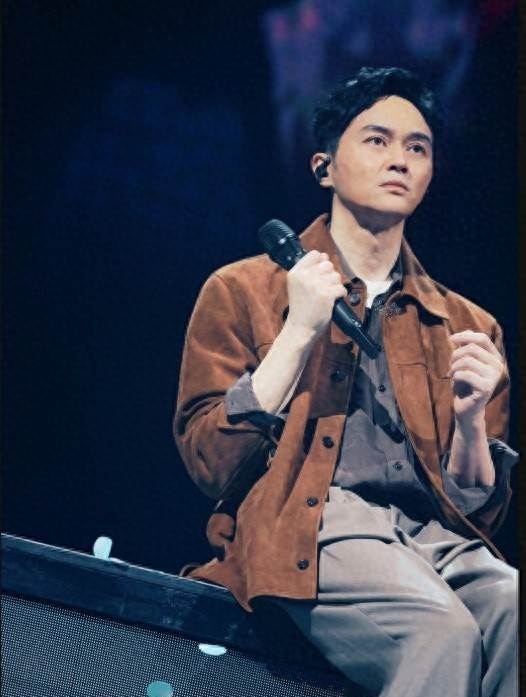 張智霖、袁詠儀19歲兒子現身演唱會,沒站上中央,只坐在樂隊席彈吉他 內文圖 1