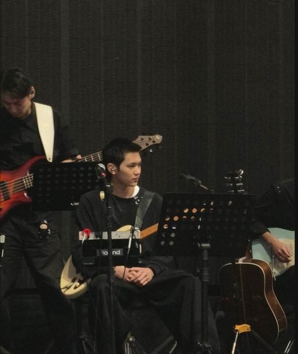 張智霖、袁詠儀19歲兒子現身演唱會,沒站上中央,只坐在樂隊席彈吉他 內文圖 2