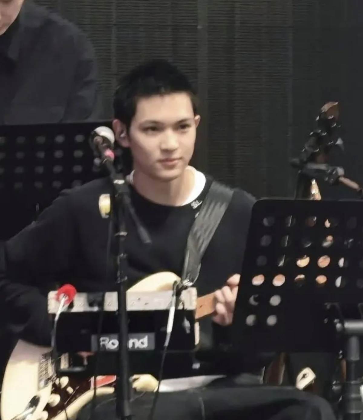 張智霖、袁詠儀19歲兒子現身演唱會,沒站上中央,只坐在樂隊席彈吉他 內文圖 3