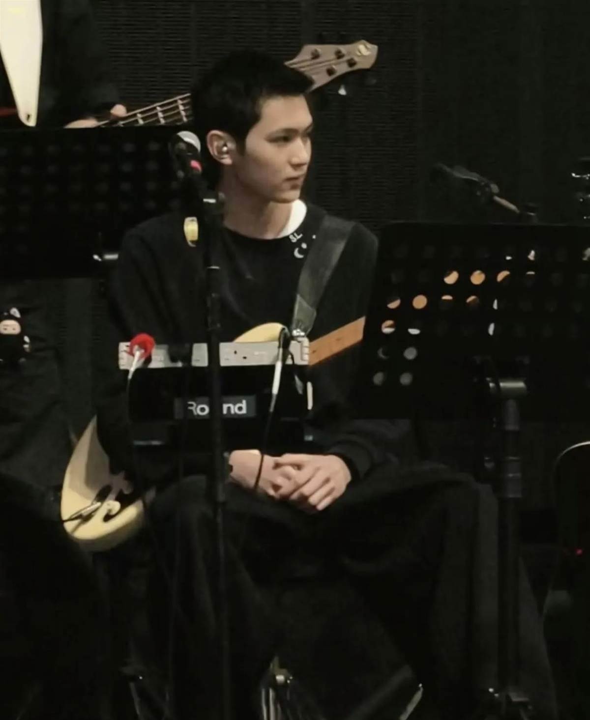 張智霖、袁詠儀19歲兒子現身演唱會,沒站上中央,只坐在樂隊席彈吉他 內文圖 4