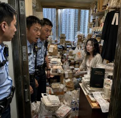 警方在堆滿物品的房間內查看情況