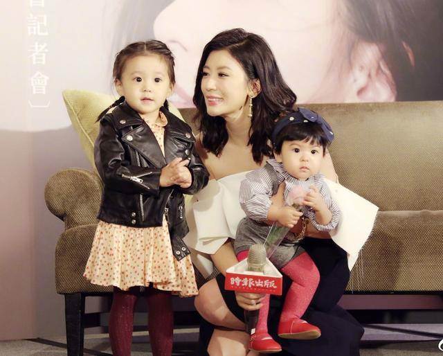 賈靜雯「不只3個女兒」認了其實還有個兒子,孩子身分曝光讓兩家人的好感情全被看見