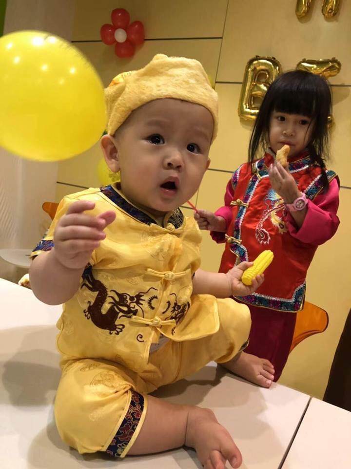 賈靜雯「不只3個女兒」認了其實還有個兒子,孩子身分曝光讓兩家人的好感情全被看見