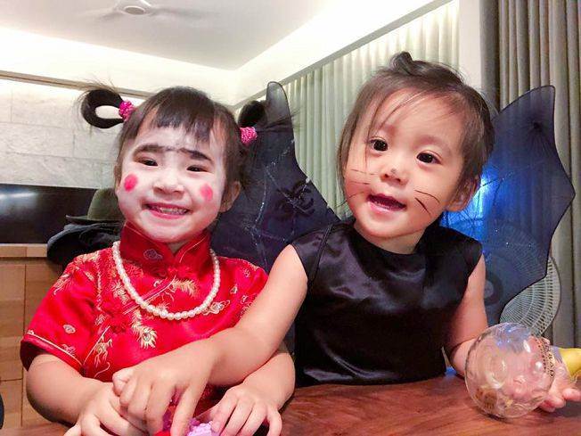 賈靜雯「不只3個女兒」認了其實還有個兒子,孩子身分曝光讓兩家人的好感情全被看見