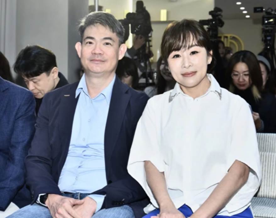 連勝武街頭親密畫面曝光,婚姻風波後夫妻仍同框,妻子的選擇耐人尋味