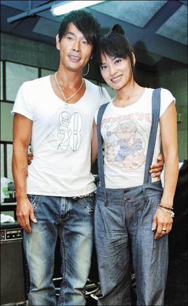 偷吃離婚卻同居前妻!黃品源再婚「樂娶外國嫩妻」,演唱會「告白這1句」鼻酸