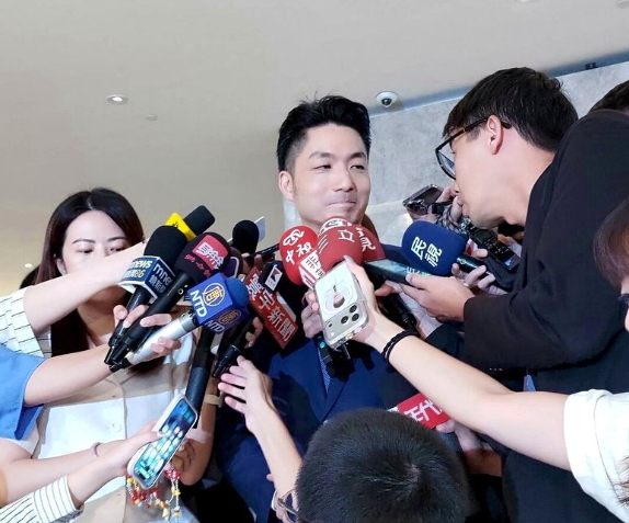 台北市長選戰街訪意見分歧,蔣萬安與沈伯洋支持理由曝光,民眾點出關鍵差異
