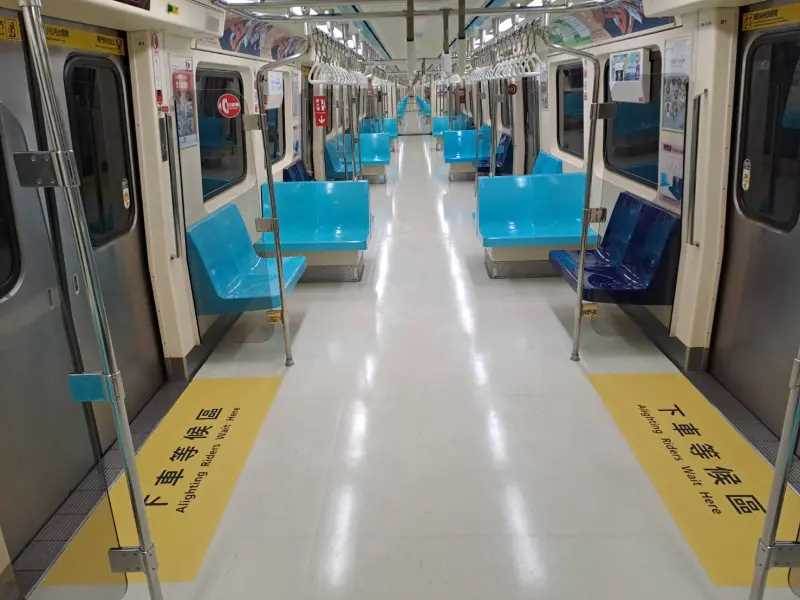 捷運爸抱5歲女,雙眼緊閉「1個姿勢」定格不動超暖心,不料下秒網盯「1細節」全怒了
