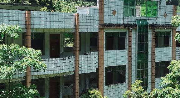 夫妻砸580萬買下廢棄印鈔廠,清理挖出地下暗門,門後景象讓兩人瞬間僵住