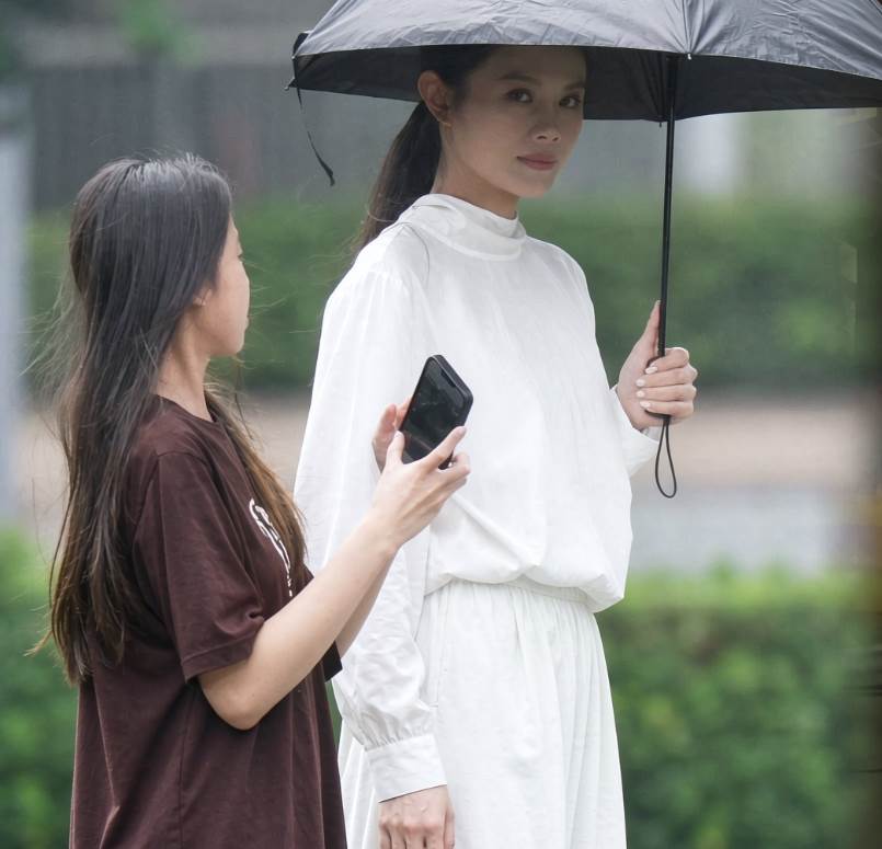 朱海君消失螢幕近3年突現身，黑傘下急避婚姻追問，NONO司法節點前這句話再掀猜測