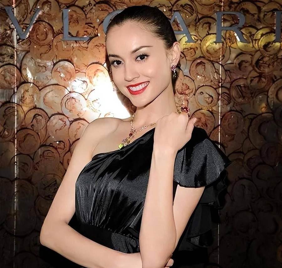 富豪身邊5年生4個孩子、拿5億分手費離開,她如今的生活讓人意外