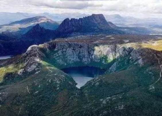非洲「吃人湖」一夜奪走2000條人命,湖水抽乾後湖底真正元兇現形