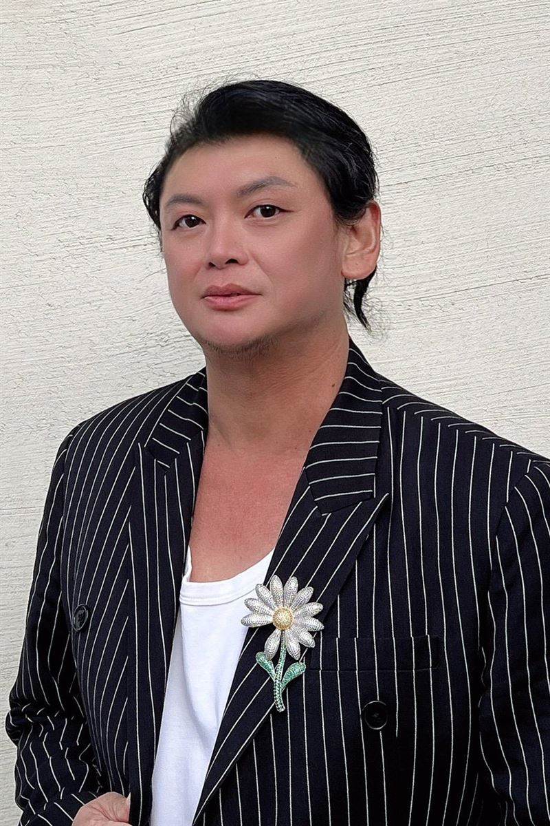 如花遭傳被強迫失貞,退休刑警王子建現身澄清竟是一場舞台玩笑