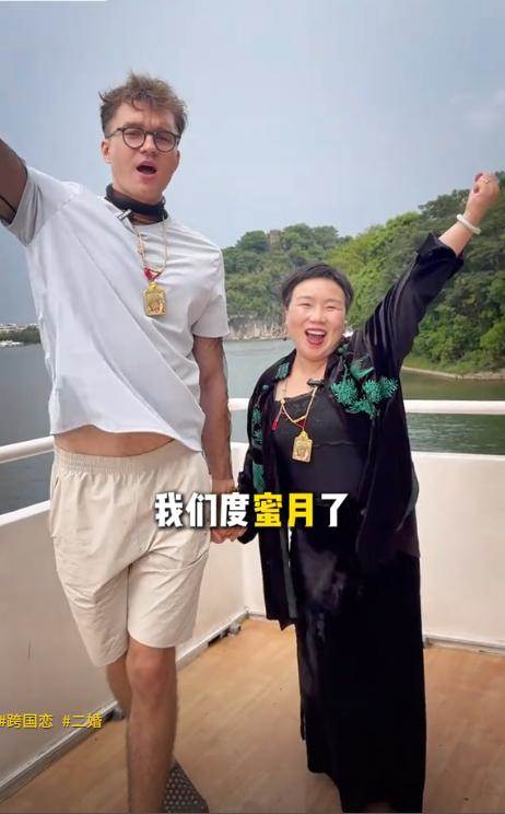 195公分外籍男子娶大20歲學弟媽媽,度蜜月後再曝喜訊