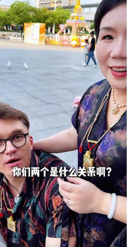 195公分外籍男子娶大20歲學弟媽媽,度蜜月後再曝喜訊