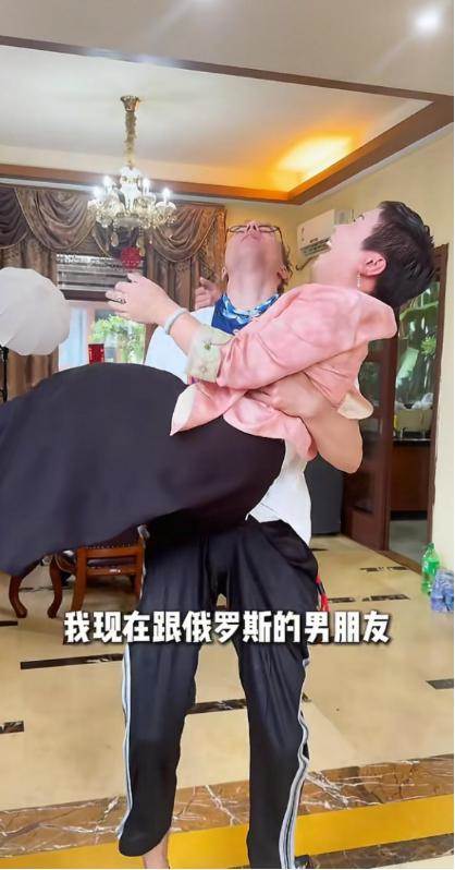 195公分外籍男子娶大20歲學弟媽媽,度蜜月後再曝喜訊