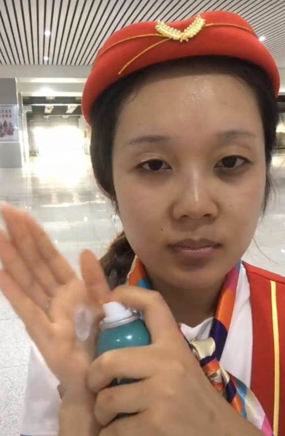 空姐素顏被質疑不能上班，幾分鐘後完成妝容讓現場全看傻