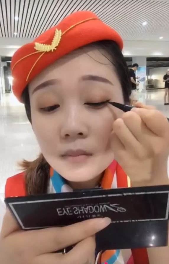 空姐素顏被質疑不能上班，幾分鐘後完成妝容讓現場全看傻