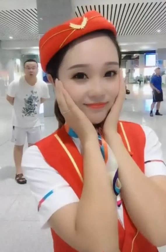 空姐素顏被質疑不能上班，幾分鐘後完成妝容讓現場全看傻