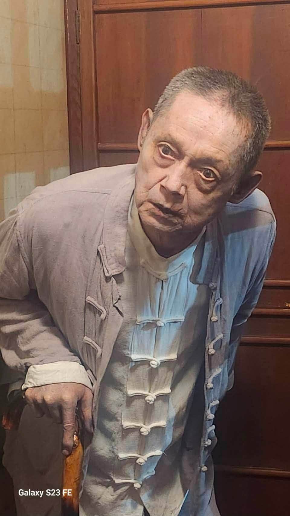 鄭平君接到63歲弟弟猝逝消息,跪在墳前痛哭,40年前父親遭撞往事再湧上心頭