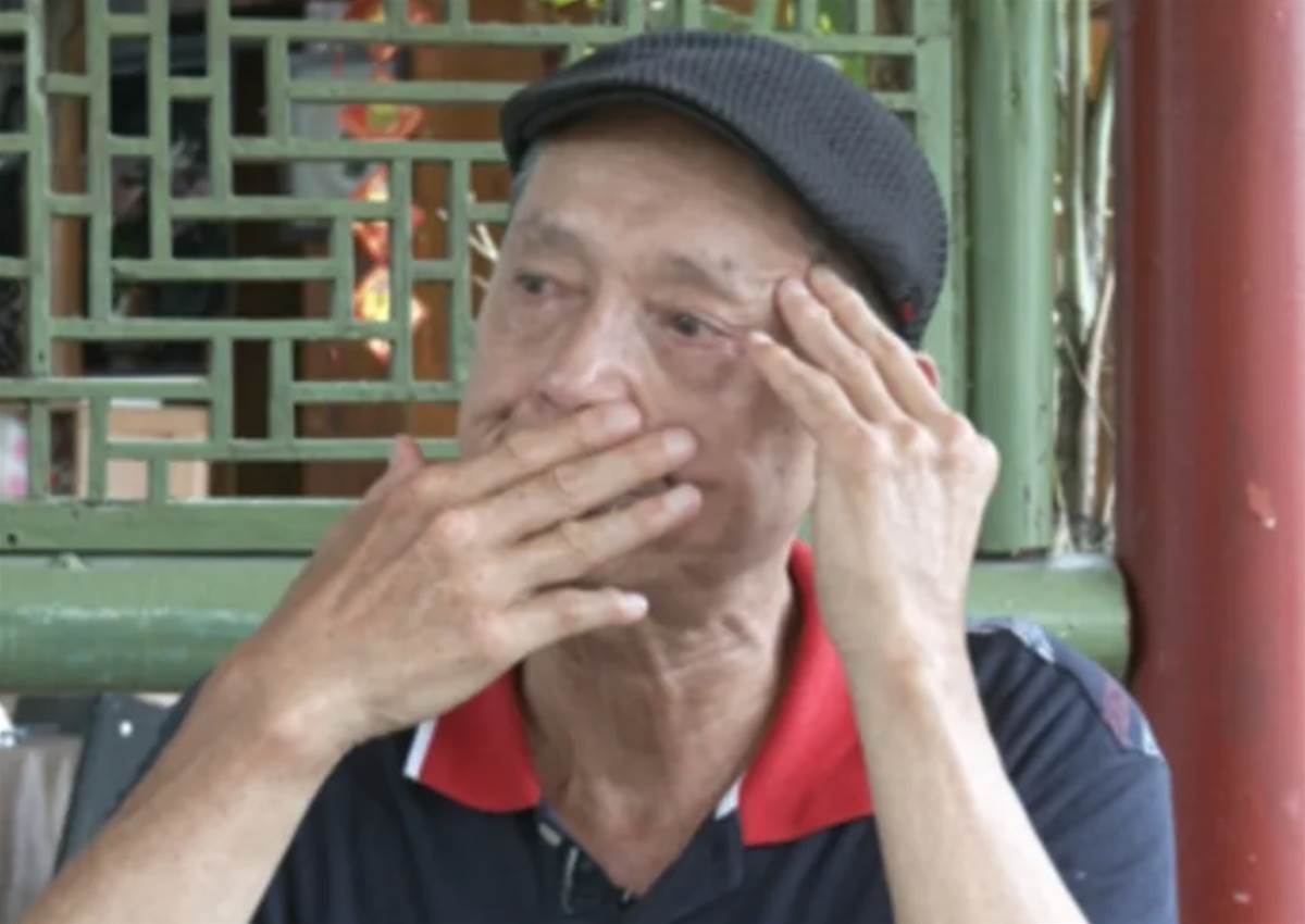 鄭平君接到63歲弟弟猝逝消息,跪在墳前痛哭,40年前父親遭撞往事再湧上心頭