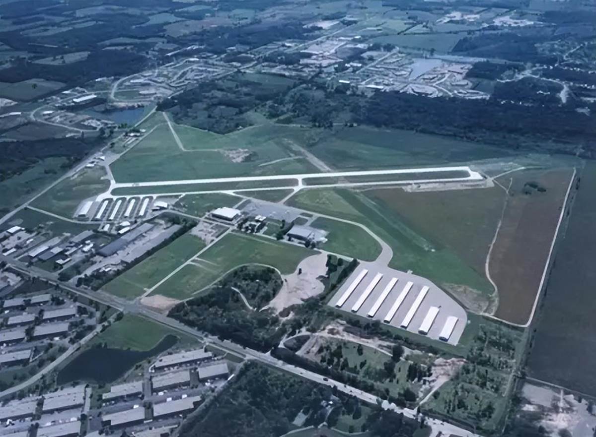 小飛機墜毀，高材生從9000公尺跳下失聯，1年後找到時父母竟拒領遺體
