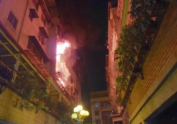土城住宅深夜起火，父親帶女兒逃生後，樓上仍傳出最令人心碎的消息