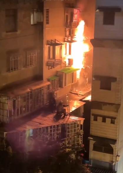 土城住宅深夜起火，父親帶女兒逃生後，樓上仍傳出最令人心碎的消息