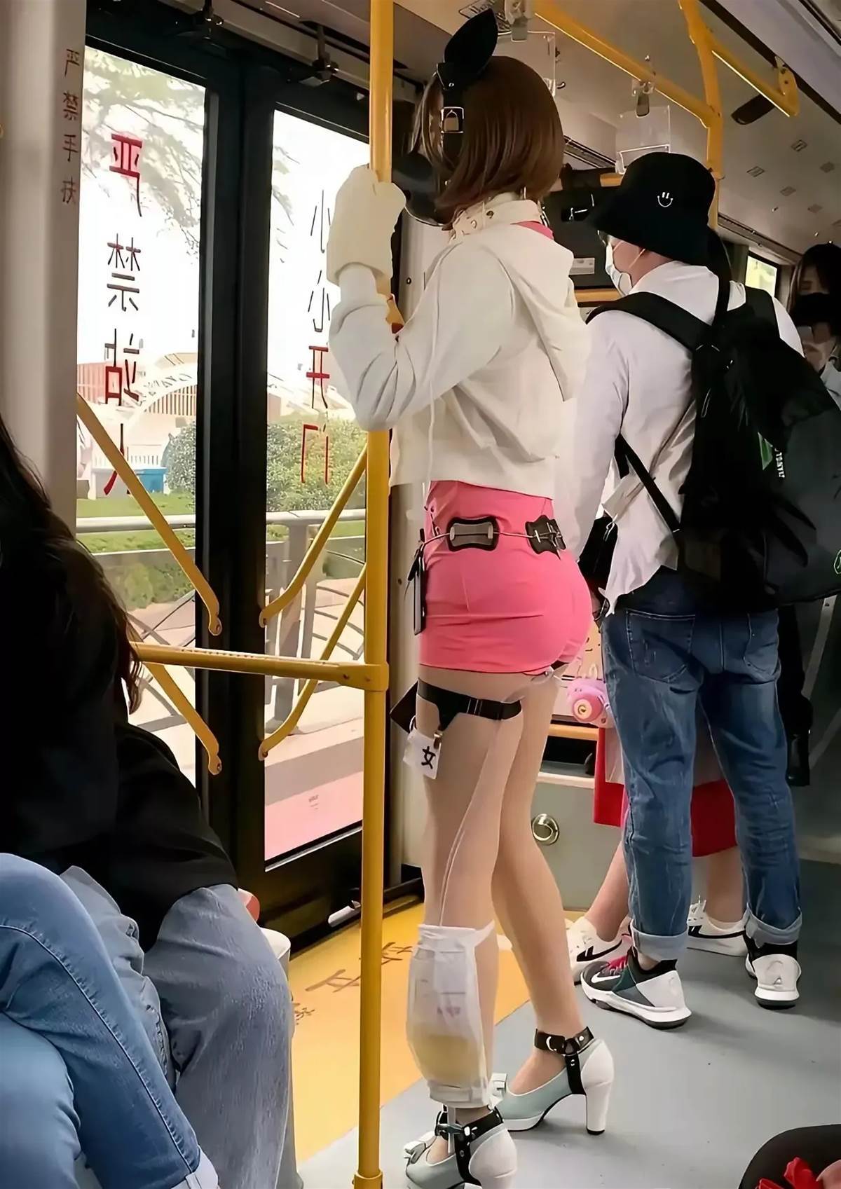 公車上女子穿粉色短褲引側目,腿上那個袋子被看清後,乘客瞬間不敢再亂猜