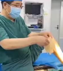 女子抱著活黃魚衝醫院,痛喊「救救我」,醫護一看才發現事情不單純