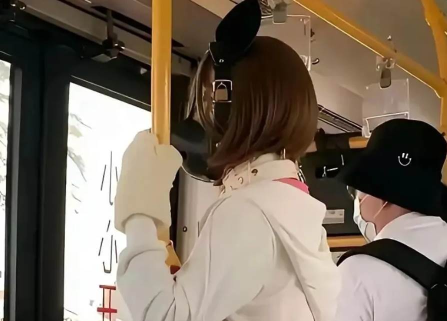 公車上女子穿粉色短褲引側目,腿上那個袋子被看清後,乘客瞬間不敢再亂猜