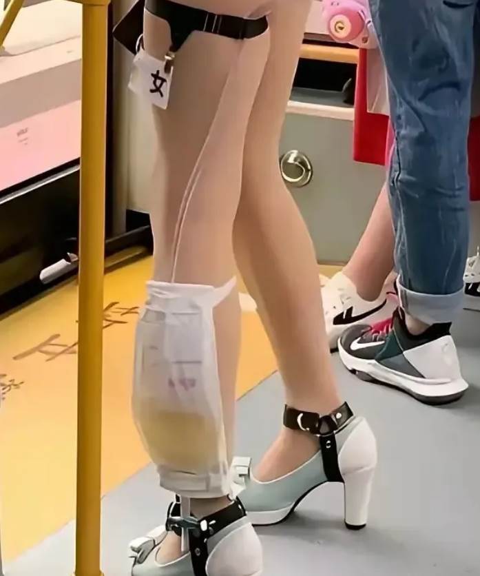 公車上女子穿粉色短褲引側目,腿上那個袋子被看清後,乘客瞬間不敢再亂猜