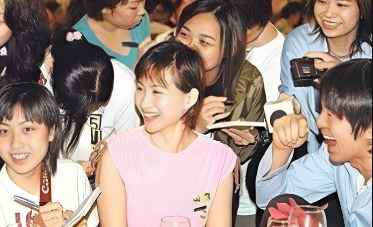 何超瓊身旁小女生，20年後竟比她更有錢，身分轉折引熱議 圖片1