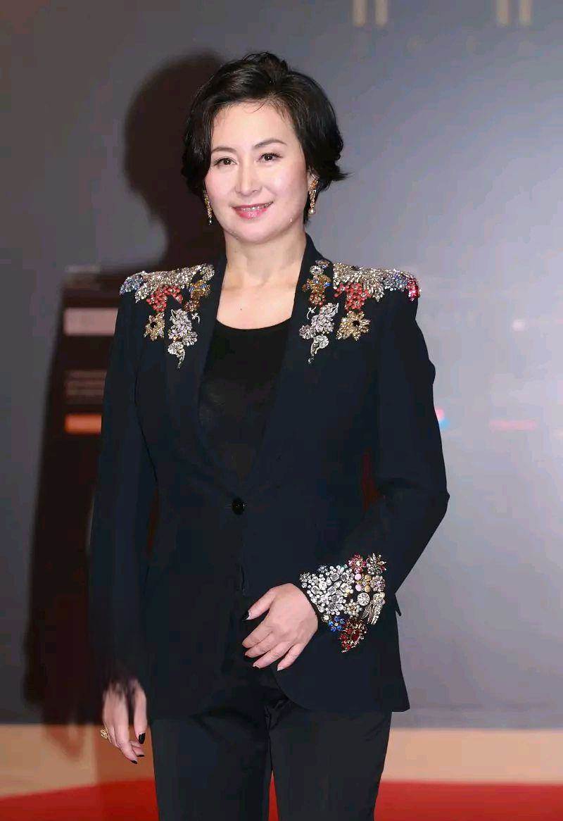 何超瓊身旁小女生，20年後竟比她更有錢，身分轉折引熱議 圖片3