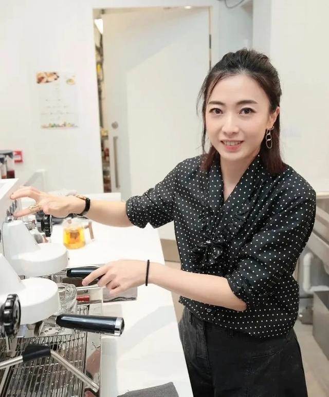 何超瓊身旁小女生，20年後竟比她更有錢，身分轉折引熱議 圖片4