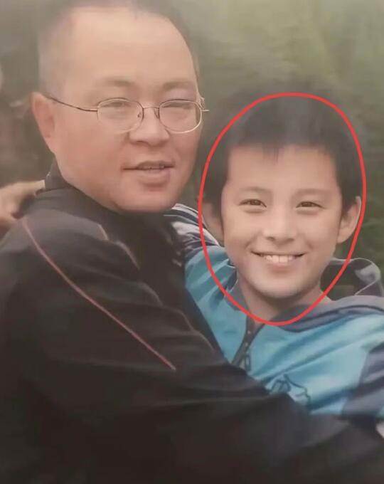 王鶴棣爸媽相貌平凡,18歲出道一路翻身,如今成一線男星,童年照曝光 圖片3