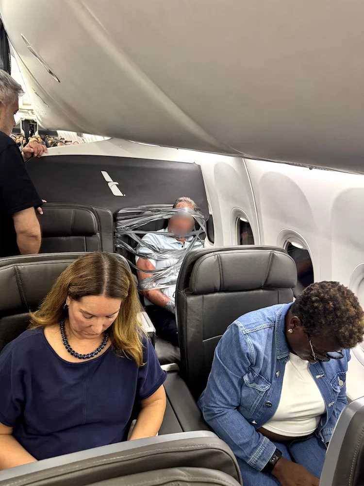 67歲男乘客機上失控還動手，3人合力將他固定，班機緊急轉降後結果曝光 圖片1
